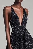 Vestido de cóctel de verano midi blanco con lunares blancos y escote en V profundo negro con abertura
