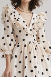 Vestido marfil A Line con escote en V y volantes de lunares negros con mangas abullonadas