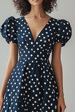 A Line Vestido de lunares blancos con escote en V y mangas abullonadas