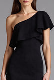 Vestido formal largo negro con volantes en una vaina de un hombro