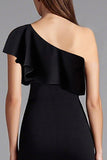 Vestido formal largo negro con volantes en una vaina de un hombro