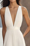 Vestido de compromiso de playa maxi con escote en V de gasa fruncida marfil