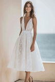 Vestido de compromiso maxi marfil con escote en V profundo y encaje