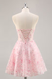 Vestido de fiesta corto floral rosa con corsé sin tirantes y apliques