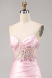Vestido de regreso a casa con corsé corto satén rosa caramelo con apliques