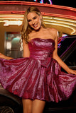 Vestido de fiesta corto sin tirantes de línea A de color púrpura oscuro metálico con lazo