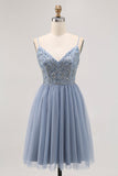 Vestido corto de tul azul grisáceo con pedrería