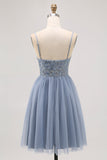Vestido corto de tul azul grisáceo con pedrería