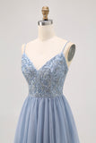 Vestido corto de tul azul grisáceo con pedrería