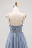 Vestido corto de tul azul grisáceo con pedrería