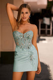 Vestido de fiesta corto sin tirantes gris brillante con espalda ajustada