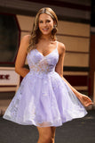Vestido de fiesta corto con tirantes finos en color púrpura brillante con apliques