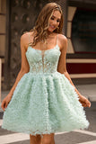 Vestido de fiesta corto con corsé de tirantes finos en verde salvia y apliques