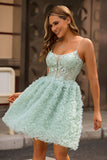 Vestido de fiesta corto con corsé de tirantes finos en verde salvia y apliques
