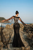 Vestido de noche sirena negro con mangas de capa de lentejuelas brillantes