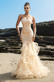 Vestido de noche sirena palabra de honor con volantes champán y lentejuelas