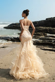Vestido de noche sirena palabra de honor con volantes champán y lentejuelas