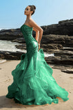 Vestido de noche sirena palabra de honor con volantes champán y lentejuelas