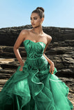 Vestido de noche sirena palabra de honor con volantes champán y lentejuelas