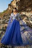 Vestido de noche de tul con apliques azul real
