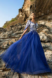 Vestido de noche de tul con apliques azul real