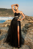 Vestido de noche negro con tirantes finos