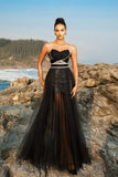 Vestido de noche negro con tirantes finos