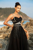 Vestido de noche negro con tirantes finos