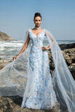 Vestido de noche azul con escote en pico y mangas capa