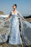 Vestido de noche azul con escote en pico y mangas capa