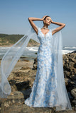 Vestido de noche azul con escote en pico y mangas capa