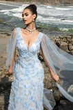 Vestido de noche azul con escote en pico y mangas capa