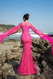 Vestido de noche sirena de lentejuelas fucsias con mangas capa
