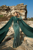 Vestido de noche sirena verde oscuro brillante con mangas capa