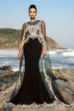 Vestido de noche sirena negro con capa desmontable