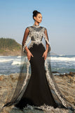 Vestido de noche sirena negro con capa desmontable