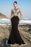 Vestido de noche sirena negro con capa desmontable