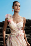 Vestido de noche de lentejuelas color albaricoque con flores en 3D