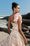 Vestido de noche de lentejuelas color albaricoque con flores en 3D