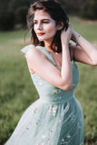 Vestido de fiesta largo fruncido con tirantes finos de tul verde con tirantes finos y bordados