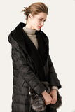 Chaqueta acolchada acolchada de botón negro con capucha de piel sintética
