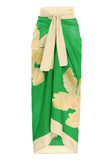 Conjunto de bikini verde estampado de dos piezas con falda de playa