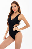 Recorte el traje de baño negro de una pieza