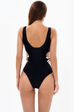 Recorte el traje de baño negro de una pieza