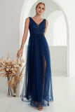 Vestido formal largo de tul azul marino de una línea con abertura