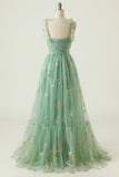 Vestido de fiesta largo fruncido con tirantes finos de tul verde con tirantes finos y bordados