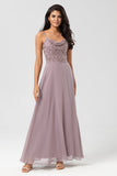 Certificablemente elegante A Line Spaghetti Straps Dusty Pink Long Bridesmaid Dress con cuentas