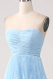 Vestido de dama de honor largo azul cielo sin tirantes con plisado