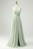 Un vestido largo plisado de dama de honor de gasa verde salvia con abertura