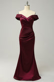 Vestido de dama de honor de talla grande con hombros descubiertos en color borgoña